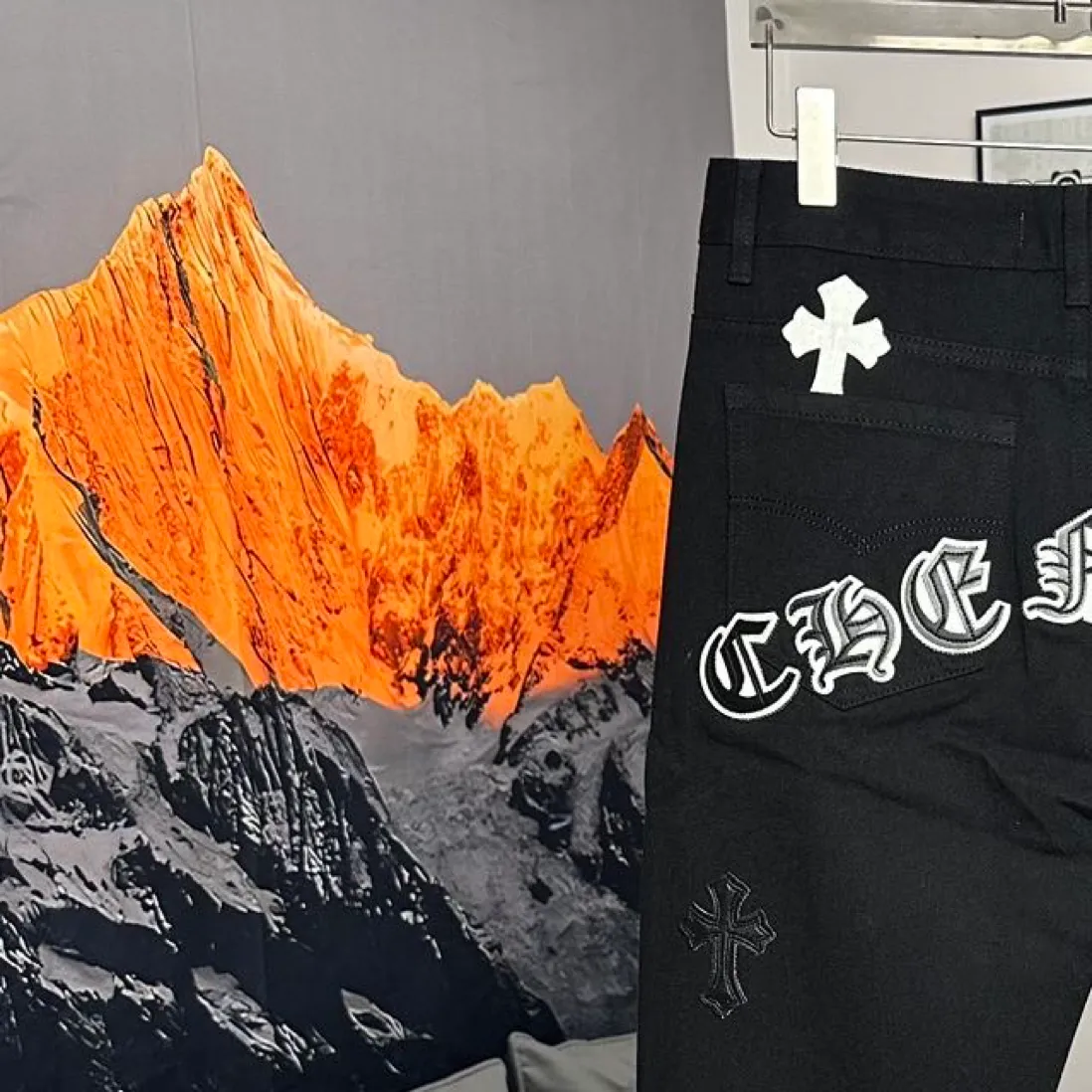 P210 Chrome Hearts City Limited New City Limited Jeans Chrome Hearts City Limited Jeans Hardware Customization Original Development Vintage Levis American 501 Black Gray Base Version Levis American 501 Base Version Imported Sheepskin 925 Silver Remake [Top heavy industry fashion design] Consistently high-street luxury style. Speaking of this style, the Zangyin family and GU family are definitely the leading representative brands. Especially the Zangyin family has really achieved a state-of-the-art effect in creating high-street style. The unique washed material is used to create this style. The color system is already quite eye-catching. After it is decorated with patchwork cross flowers, it cleverly highlights the charm of the brand. Secondly, this style uses classic The high-waist cutting design highlights the long legs and fashionable temperament of the upper body. The brand is highly recognizable and the slim fit configuration is more suitable for daily wear. It is a product that interprets personality, fashion, and specifications at a glance. This single product is enough to make any fan excited. It can be a white T-shirt for a youthful college style, or a tight suspender for a royal style. It has strong matching ability and can be easily controlled by men.  [Materials and craftsmanship] Needless to say, this point goes without saying. As an excellent craftsman brand, Zangyin’s requirements for details and craftsmanship are really perfect. The washed color of this model has gone through so many processes, not to mention the embellishment of denim appliques. It is also purely hand-made and sewn. Just like what they believe in, only hand-made things have soul and have the meaning of wear. A top-notch heavy-duty fashionable denim item, I look forward to your perfect interpretation! ! Color: Black and blue, black and white Size: M L
